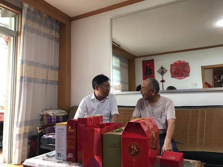 6月24日,油田分公司总会计师杨占玄看望慰问了老党员杨长祥,为他颁发"