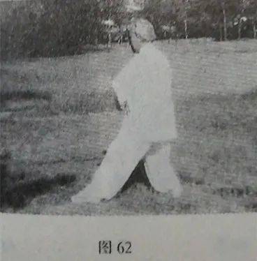 重心后移,右腿屈蹲成左虚步;同时右手剑腕内旋,手心向下,随右转体向右