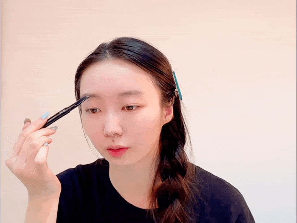 夏季的妆容以自然清透为主 所以粉底一定要轻薄 由于夏季度假会比较热