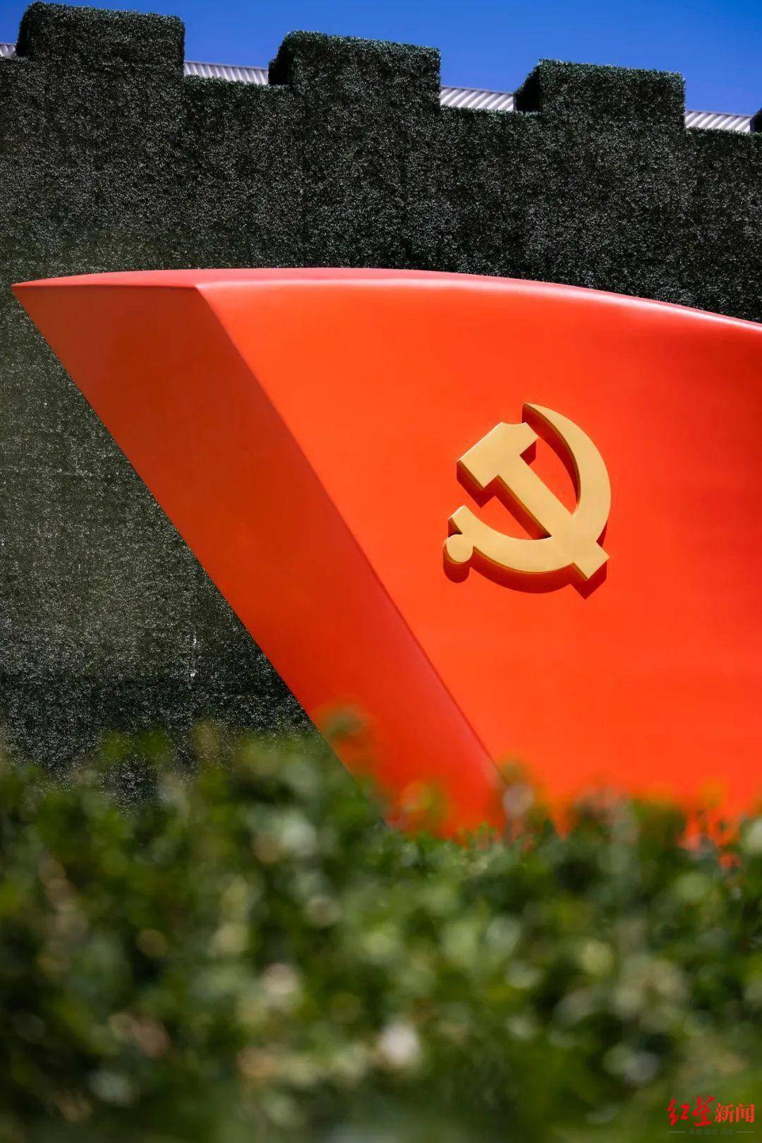 中国共产党历史展览馆广场上的雕塑《旗帜》有何寓意?