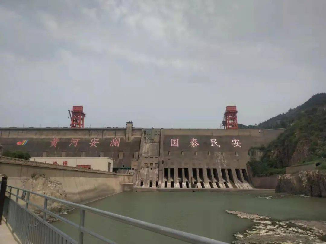 "黄河安澜国泰民安",三门峡黄河大坝坝体上