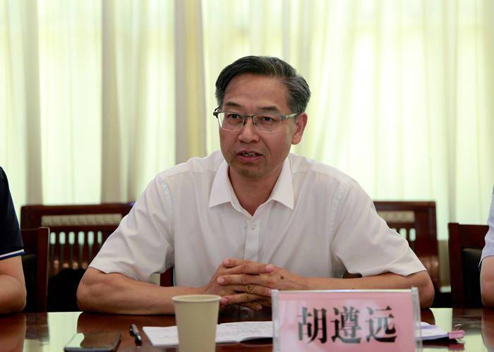 干部学院副院长胡遵远和金寨县革命博物馆馆长倪军应邀为大家做报告