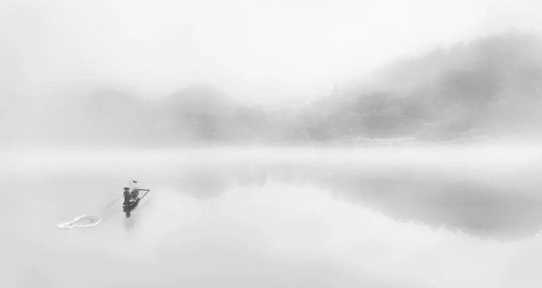 本期赏鉴的李毅郴州采风作品组图,以水墨山水摄影的手法展现了极简小