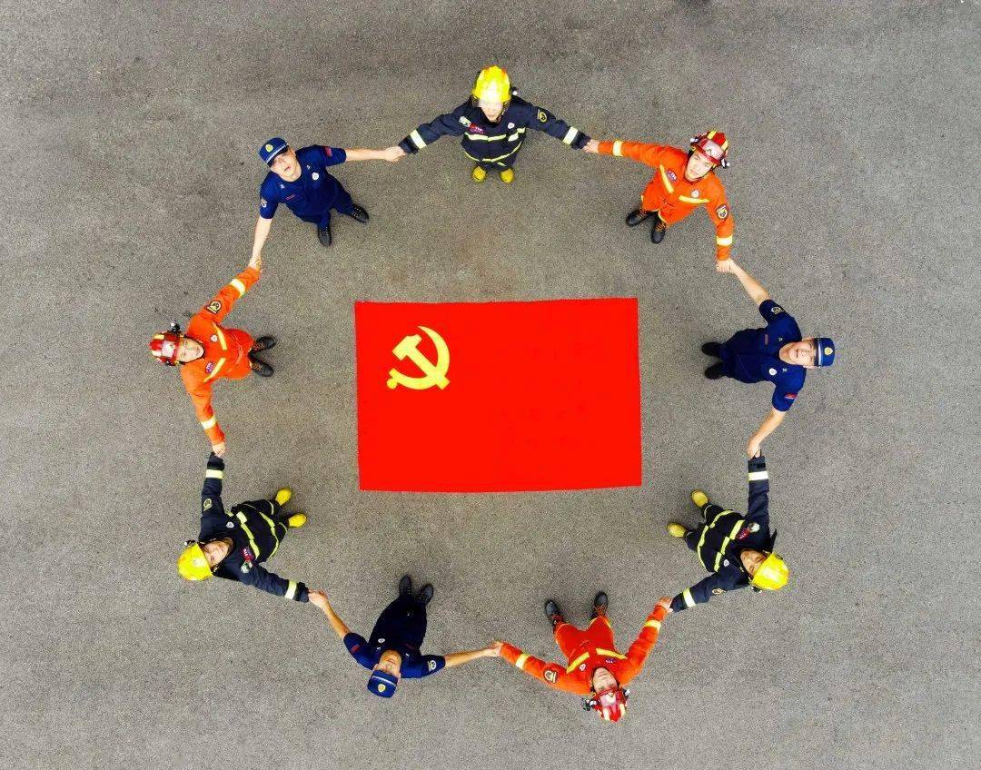 "我与党旗合个影"活动 引领全体指战员 不忘初心,牢记使命 忠于党,听