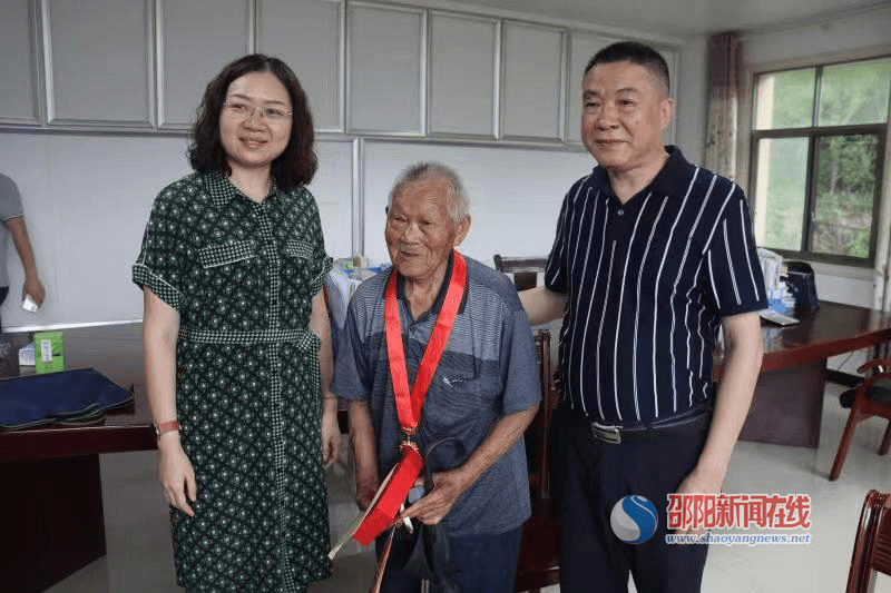 新邵县潭溪镇:慰问老兵送关怀 初心如磐共担当_谭中凡