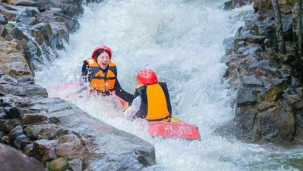 雅鲁激流探险漂流,地处第四纪冰川遗址的大溪峡,是一个峡谷漂流.