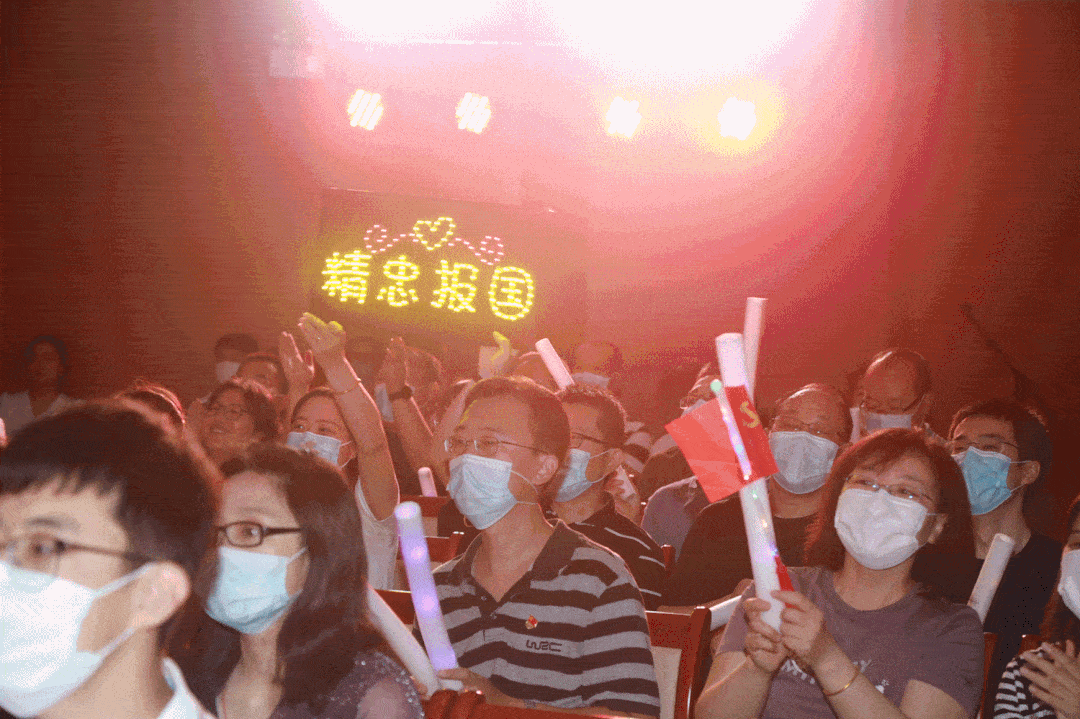 举着灯牌,摇着荧光棒,挥着红旗为选手们热烈打call,恍若来到了演唱会