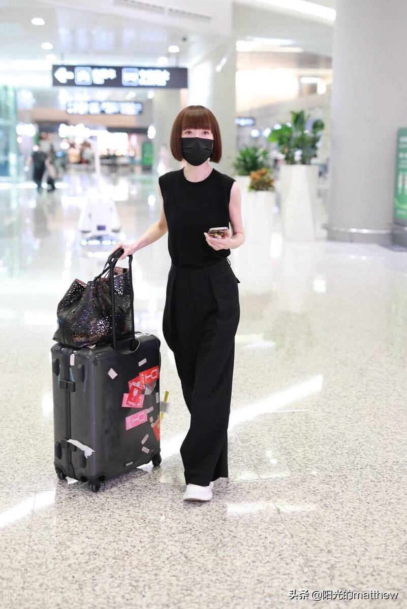 陈鲁豫现身上海机场身,穿黑色无袖上衣宽松黑裤,学生
