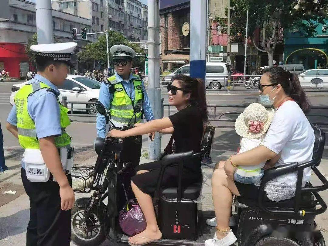 路大润发东门路段发生了惊险的一幕一名电动车驾驶员被16路公交车撞到