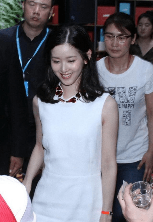 路人拍到的章泽天,脸出油但穿白裙气质清纯,不只是立人设!