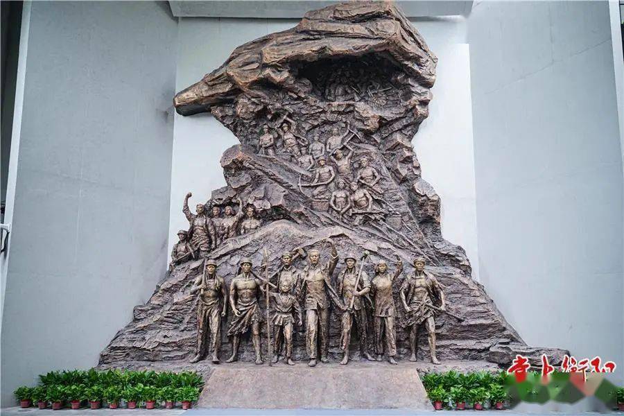 工人的"人"形与矿石 取工人运动之意 ▲大型主题雕塑《伟大斗争 光辉