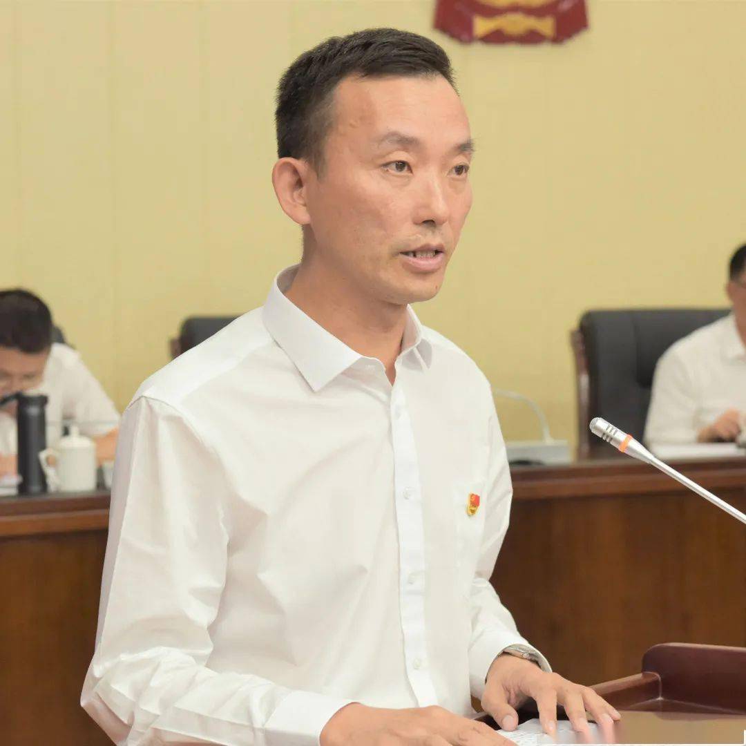 市委常委,市政府副市长陈存枫宣读《关于提请李健等职务任免的议案》