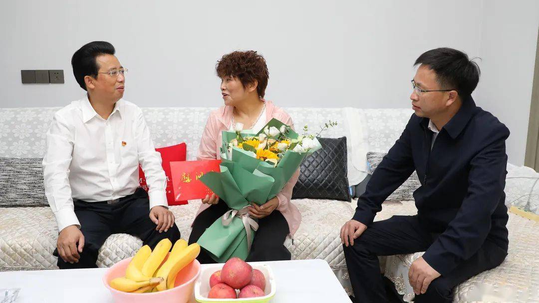 张定超走访慰问烈士遗属和生活困难退役军人党员代表