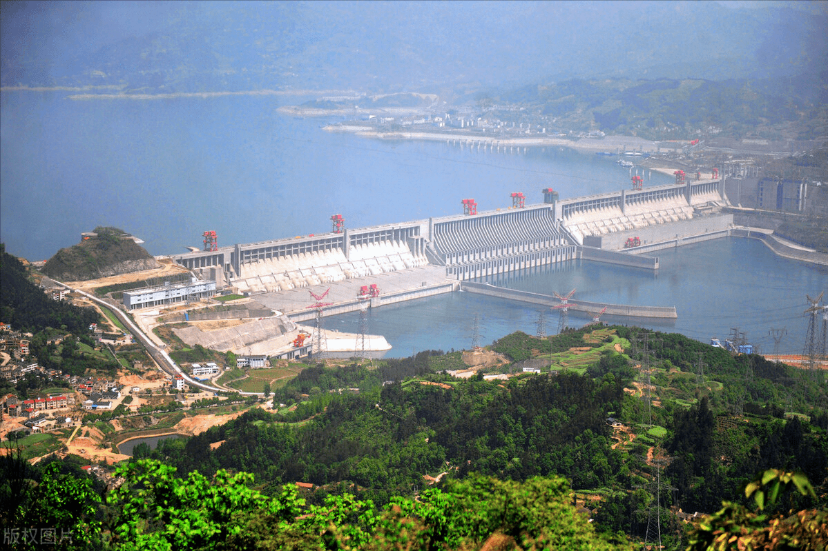 三峡水库中三峡大坝自修建成功以后,为我国中部地区做出了很大的贡献