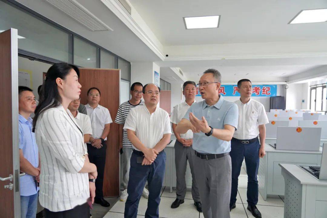 龙港市市长何宗静,副市长杨义坛陪同调研