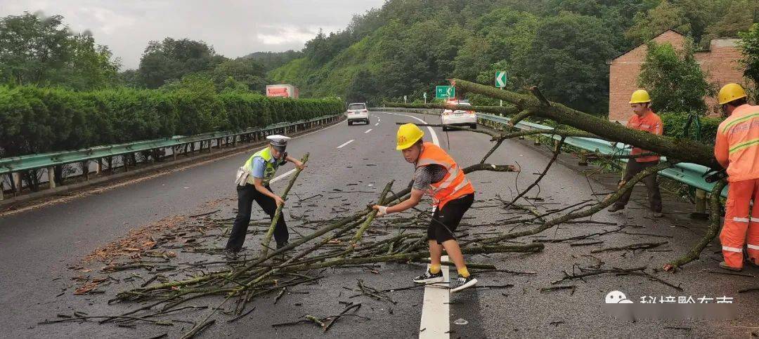 榕江县交警大队加大对各路段巡逻力度,全力排查辖区道路交通安全隐患