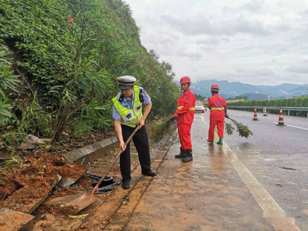 事故隐患 筑牢安全防线—黔东南州交警支队强化汛期道路交通安全