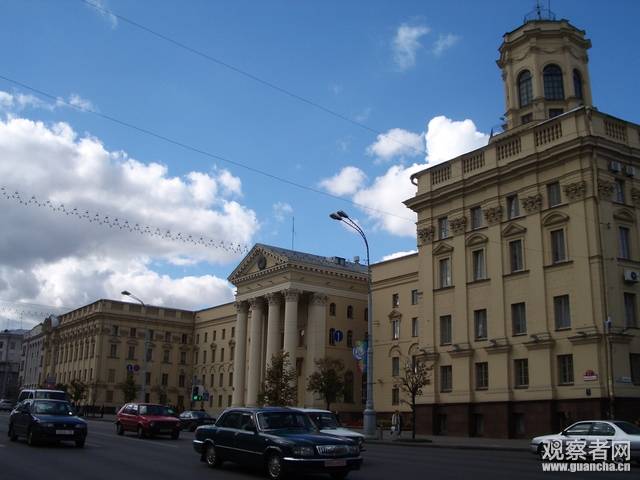 的克格勃大厦克格勃大厦对面的捷尔仁斯基像白俄罗斯的政府大楼,前面