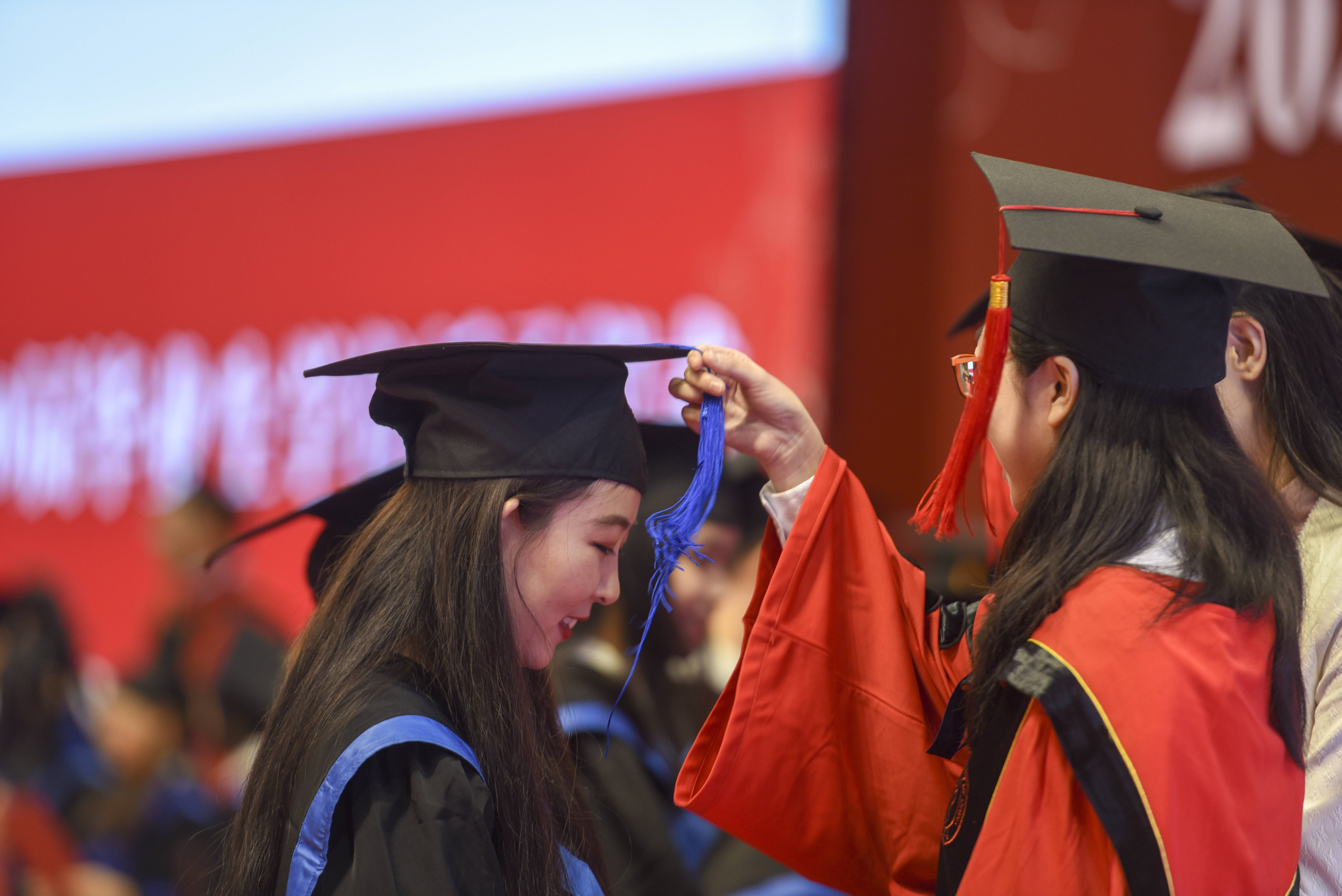 7月4日,在中国人民大学世纪馆,2020届毕业生参加学位授予仪式.