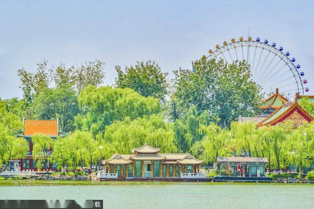 还有一个龙潭湖中湖公园 也就是原来的北京游乐园 尤其是巨大的摩天轮