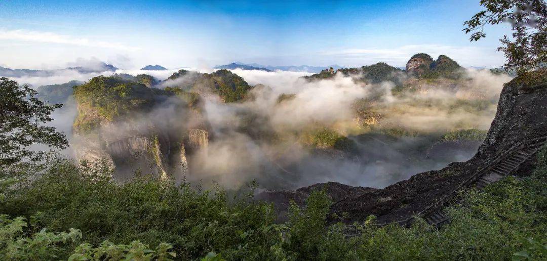 福建看看 曲曲景相异 构成了奇幻百出的 武夷山水之胜 临水可观山景