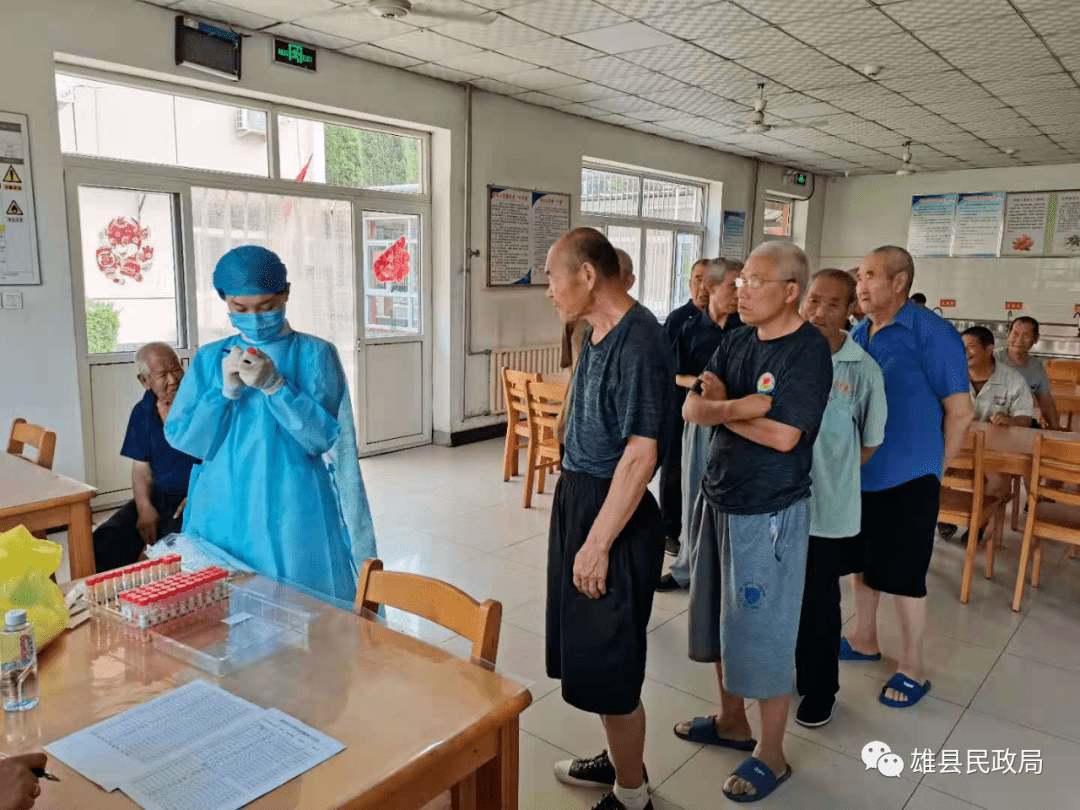 为老人及本院职工进行核酸检测采集工作,织牢"疫情防控保护网"