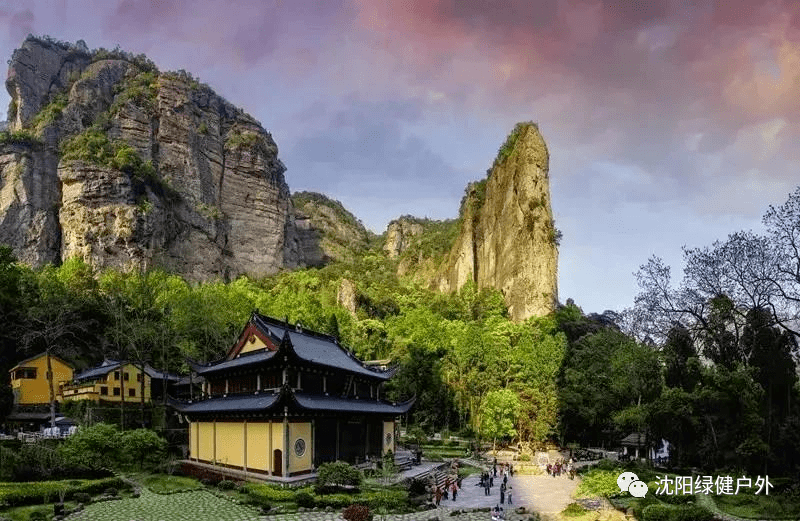 灵岩景区位于雁荡中心,是雁荡山最小巧的景点,也是"雁荡三绝"之一.