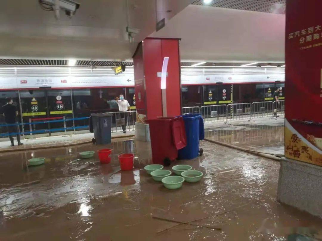 太原南部城区遭遇持续暴雨 导致太原地铁2号线 晋阳街站进水 还好没有