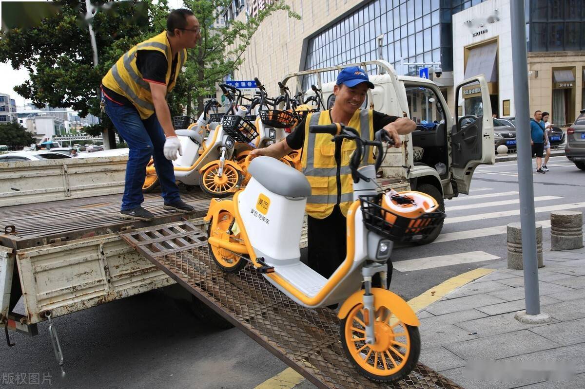 带牌照配头盔抢鲜体验新款美团共享电单车