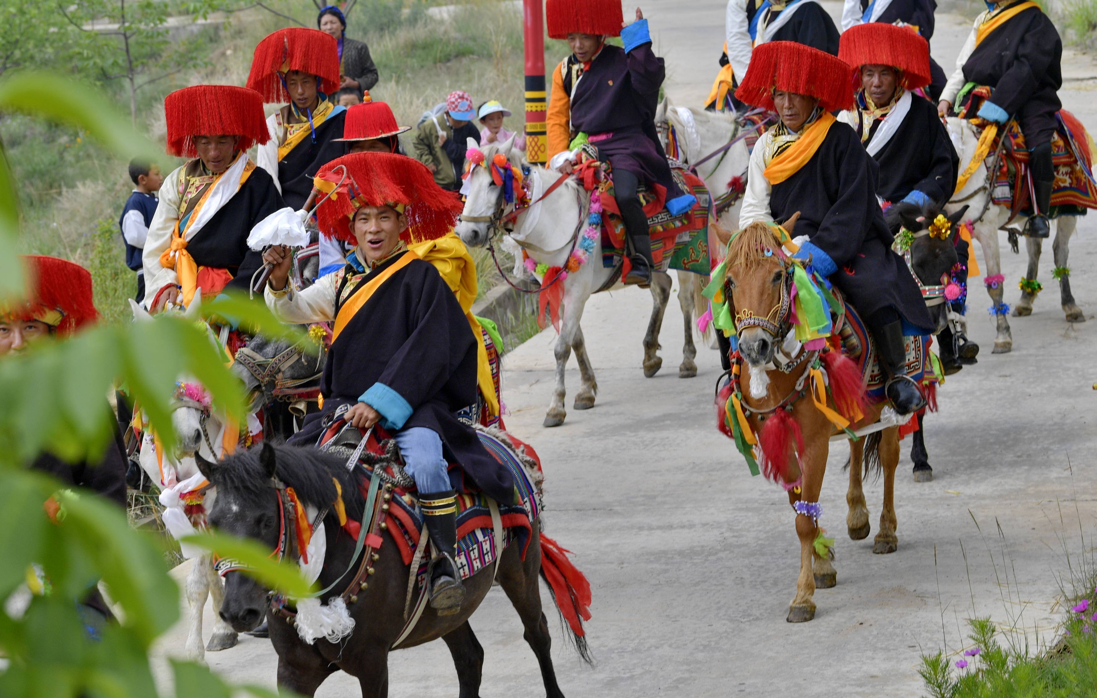 西藏共康村欢度望果节