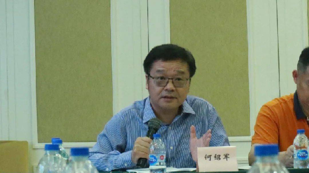 执行会长何绍军介绍"建议案"执行会长程静,联席会长陈劲松,张金福,颜