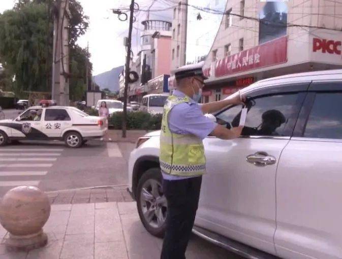 涿鹿停车须谨慎警察叔叔在贴条