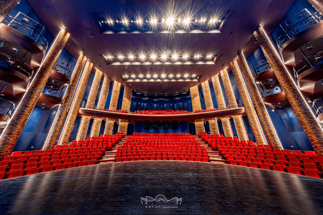 音乐厅 座椅总数为1185座,观众席采用山谷梯田式结构设计,厅内拥有