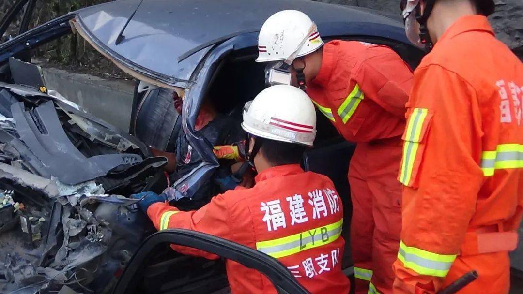 戳视频一起看看救援现场↓↓↓ 事故概况 ●● 7月6日5时35分 217省道