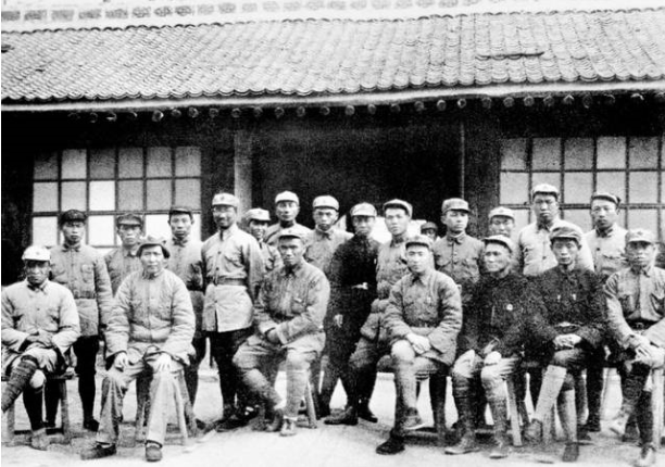 1928年,井冈山会师,成立中国工农革命军第四军.