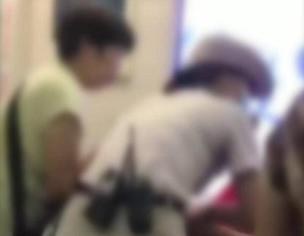 扯头发,抓衣服,脚踹……三名女子为抢地铁座位大打出手