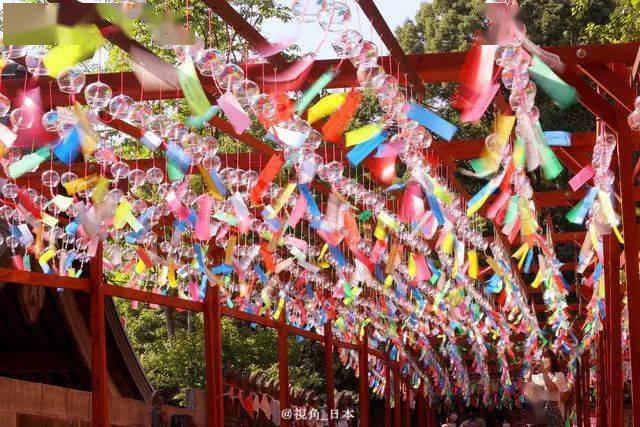 风铃的作用类似于神社祈愿用的绘马,500日元一个,游客购买后写上寄语