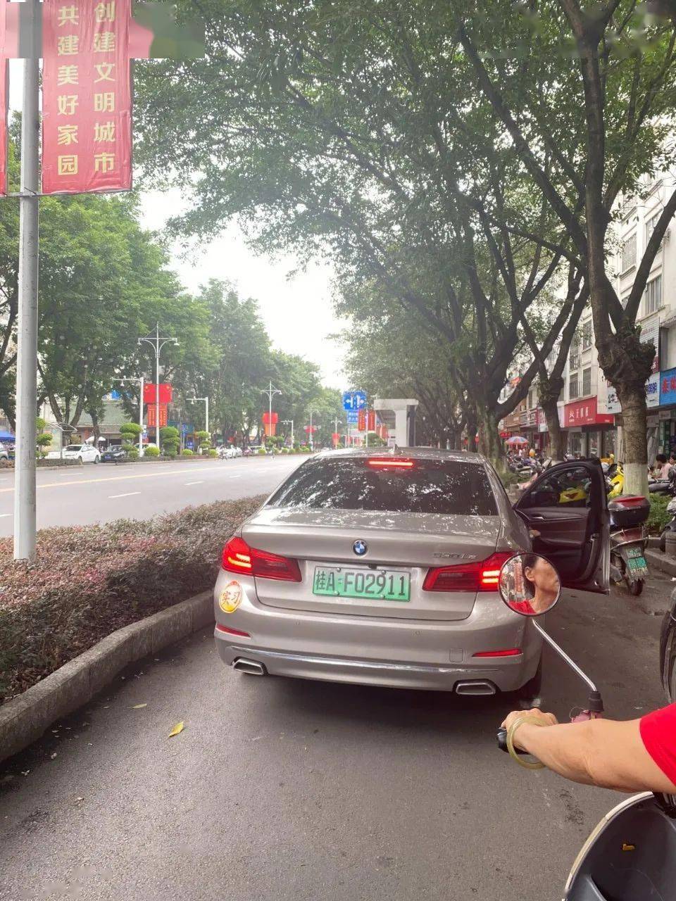 贺州人 发现违停车可拍照曝光!罚罚罚罚!