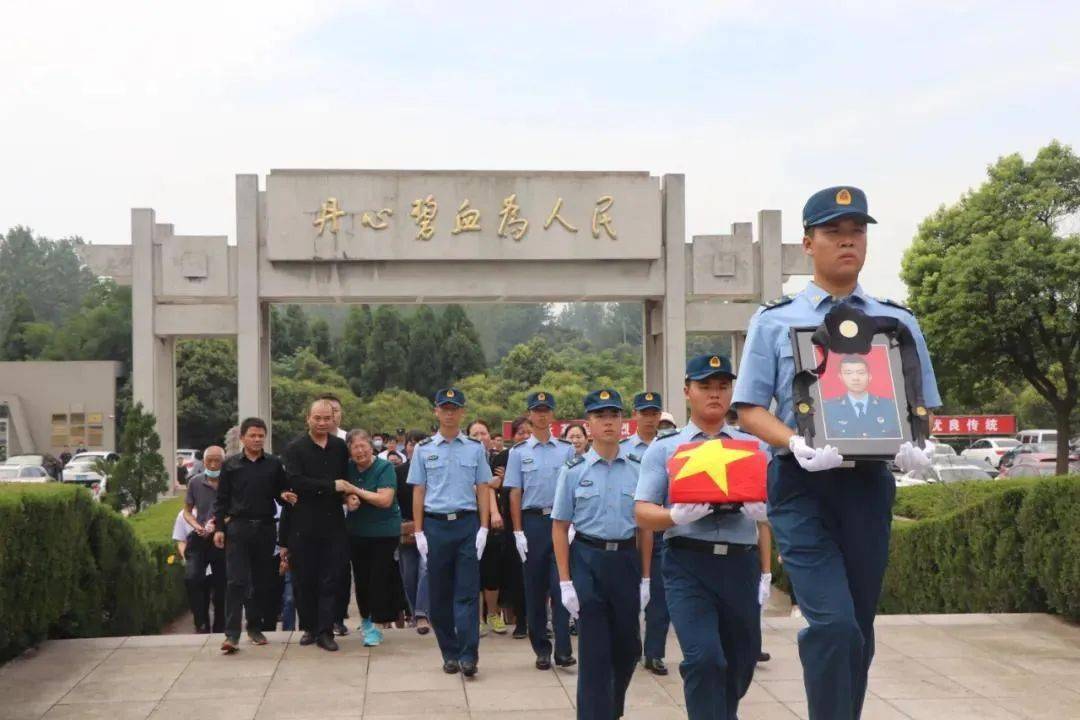 挥泪送别杨宇轩烈士回家