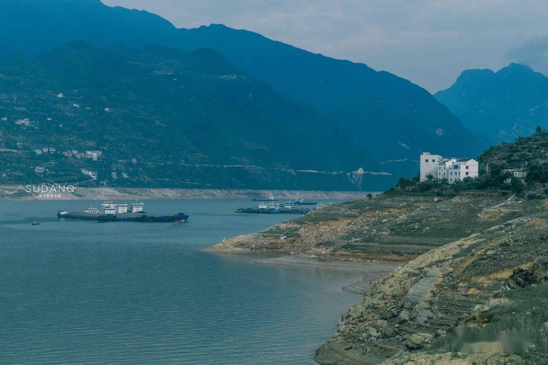 屈原镇地处长江西陵峡的牛肝马肺峡和兵书宝剑峡之间,地跨长江南北