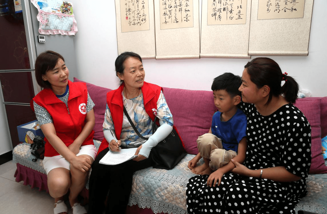 焦作市计生指导中心党员志愿者入户走访居民