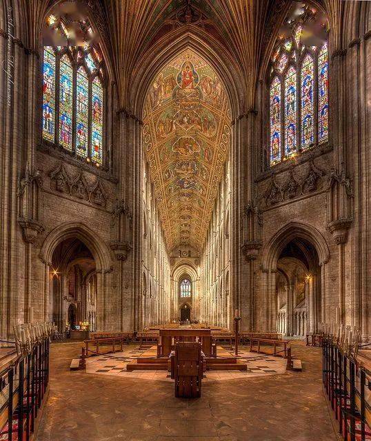 英国埃克塞特大教堂  在室内空间里面尖拱使内部层高更高,在这样的