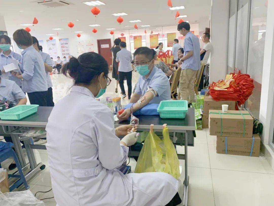 "无偿献血的采血针虽粗,但为了给生命助力加油,还是鼓起勇气撸袖献血.