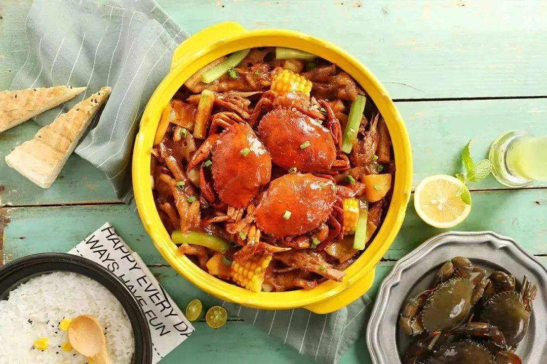 在多嘴肉蟹煲 一起开开心心的享受美食 体态丰盈的螃蟹,不仅 外表醇厚