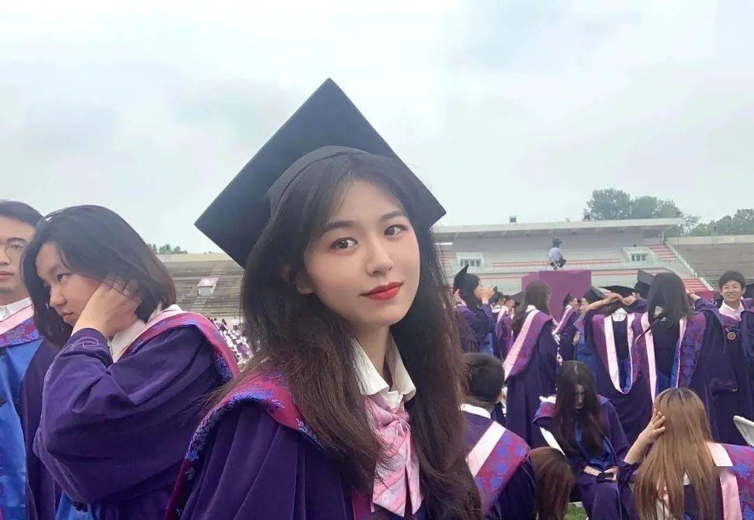 小红书@明媚姐姐 清华大学美术学院的新版学士服 紫色袍身上绣着紫荆