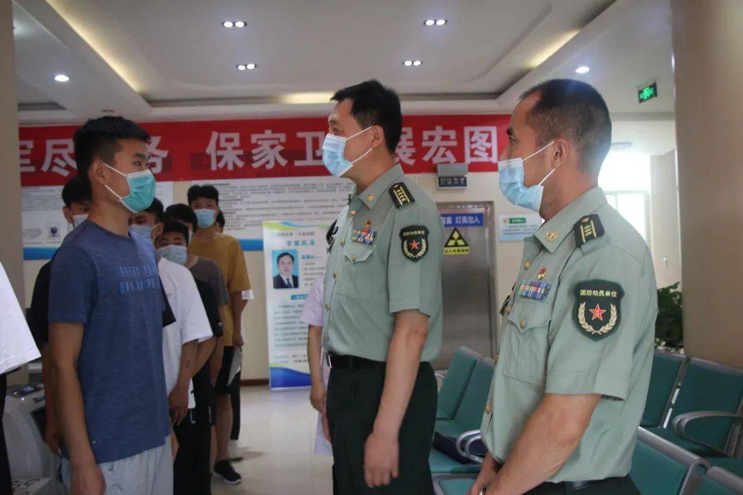 濮阳军分区司令员李本涛带动员处处长岳伦等到现场检查督导