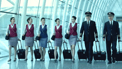 "空姐"的正确英文说法是: a air sister b air hostess c air host