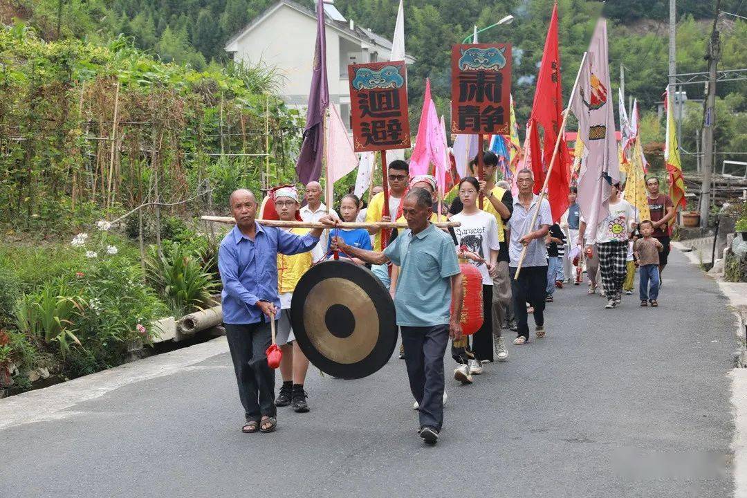 村民们鸣锣开道,舞动黄龙,在村庄,田野和山间游行,以这一古老的方式