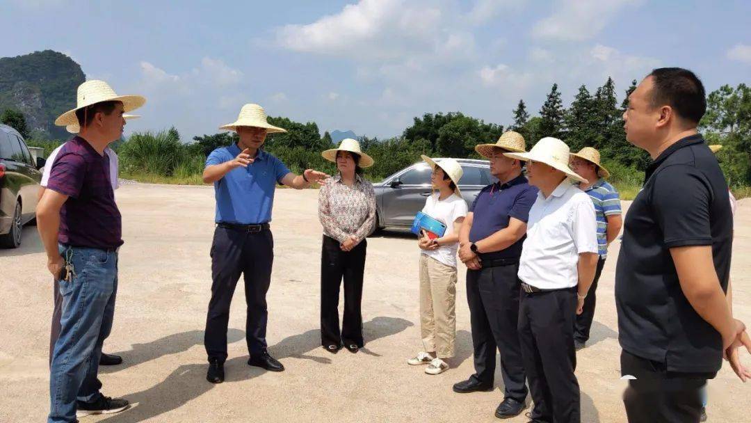 程钊到乡镇现场办公时强调:加快项目进度 贯彻"妈妈式