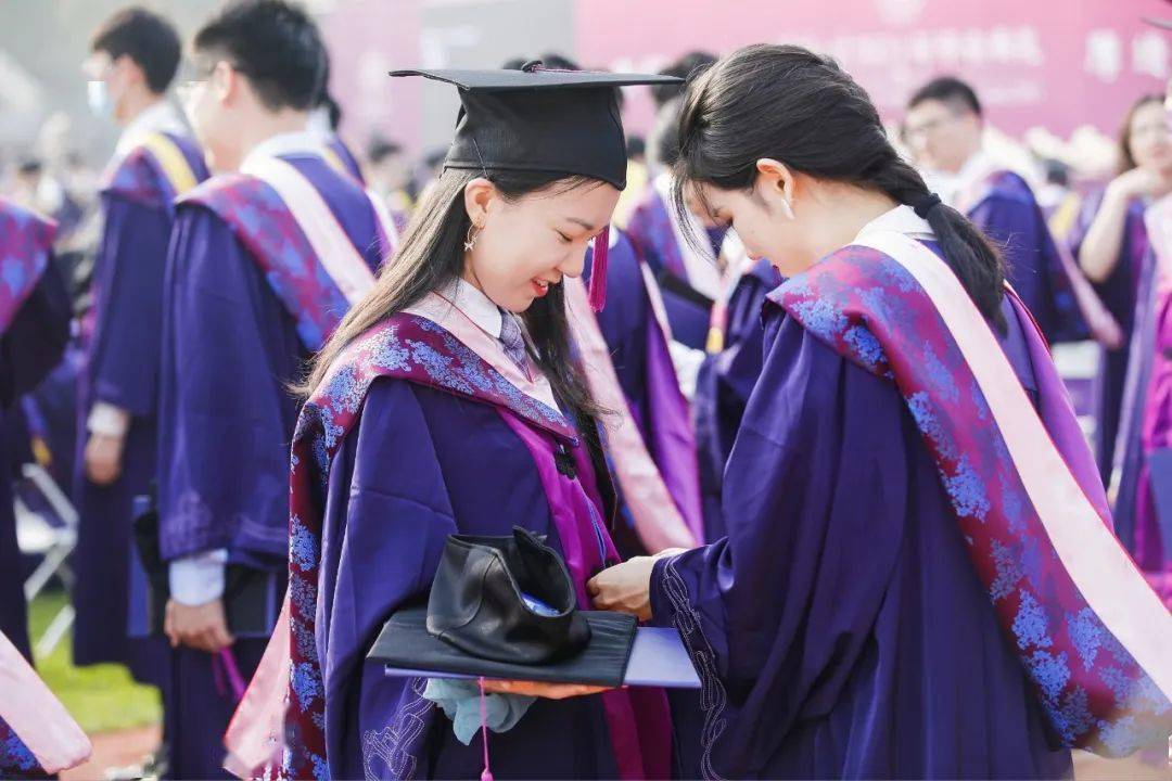 本科生学士服门襟是紫红色可以说是仪式感满满学生的学号和姓名等等